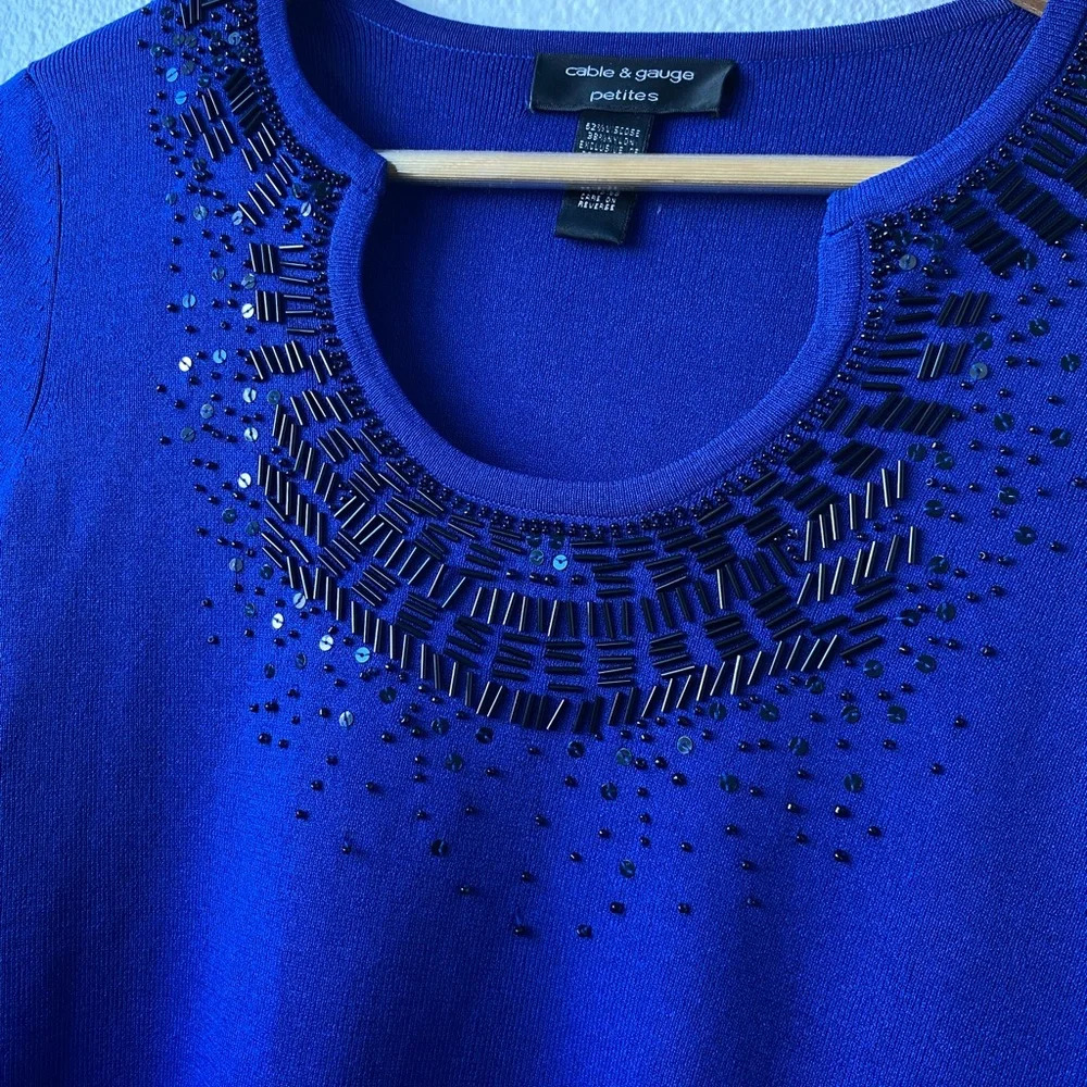 09. Cable & Gauge Petite Blue Beaded Top - Picture 3 of 6